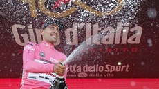 DEMONSTRACE SÍLY! Tom Dumoulin slaví po vítězství po 14. etapě Giro d'Italia.