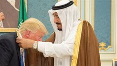 Americký prezident Donald Trump s manelkou Melanií na oficiální návtv...