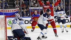 Rusové se radují po gólu v zápase o bronz proti Finsku.