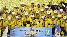 Švédští hráči pózují s pohárem pro mistry světa pro rok 2017.