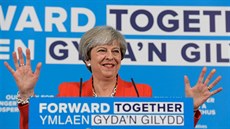 Theresa Mayová bhem kampan (kvten 2017)