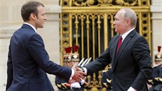 Vladimir Putin v pondlí jednal s Emmanuelem Macronem (29. kvtna 2017)