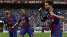 Lionel Messi (vlevo) z Barcelony slaví svoji trefu ve finále panlského poháru.