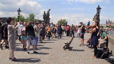 Turisté na Karlov most v Praze