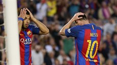 Luis Suárez (vlevo) a Lionel Messi z Barcelony během poslední kola španělské...