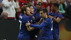 Paul Pogba (uprostřed) se svými spoluhráči z Manchesteru United oslavuje gól ve...