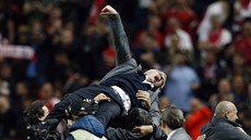 Trenér Manchesteru United José Mourinho nad hlavami svých koleg z realizaního...