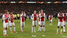 Smutní hrái Ajax po prohe ve finále Evropské ligy aplaudují fanoukm.