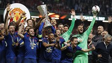 Fotbalisté Manchesteru United se radují z vítzství v Evropské lize, vpravo...