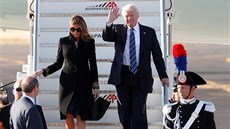 Prezident Donald Trump s manelkou Melanií po pistání na letiti v ím.