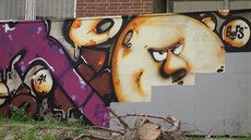 Povolené graffiti v centru Tebíe na zídce, kterou bude ekat demolice.