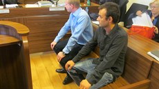 Vasil Ponomarev (vlevo) a Tadeá evík ped Mstským soudem v Praze. Jsou...
