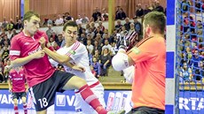 Momentka ze souboje o futsalový titul mezi Chrudimí a Slavií.