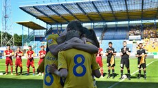 V OBJETÍ. tpán Vachouek se na teplickém stadionu louí s kariérou.