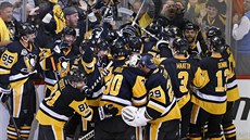 Hokejisté Pittsburghu se radují z triumfu ve Východní konferenci NHL a z...