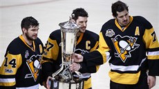 Chris Kunitz, Sidney Crosby a Jevgenij Malkin (zleva) z Pittsburghu s trofejí...