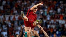 Francesco Totti se po svém posledním zápase ocitl nad hlavami spoluhrá.