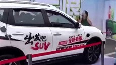 SUV srazilo hostesku pi tesotváni inteligentního brzdného systému