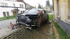 �idi� jel v Jeseníku zatá�kou p�íli� rychle, dostal smyk a v�z poté najel na...