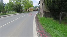idi jel v Jesenku zatkou pli rychle, dostal smyk a vz pot najel na chodnk, zboural dopravn zrcadlo a zastavil se a nrazem do domu a zbradl ped nm.