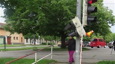 Kamionu se p�i pr�jezdu Prost�jovem otev�ely dve�e náv�su a poni�ily na jedné z...