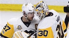 Pittsburský kapitán Sidney Crosby a jeho branká Matt Murray slaví výhru.