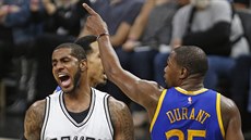 LaMarcus Aldridge (vlevo) ze San Antonia je natvaný na sebe, minul. Kevin...