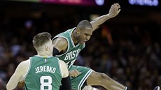 Jonas Jerebko a Al Horford oslavují ko Bostonu.