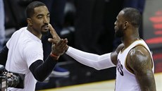 J. R. Smith (vlevo) a LeBron James oslavují ko Clevelandu.
