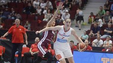 �eská basketbalistka Alena Hanu�ová (vpravo) v duelu s Loty�skem.