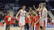 eské basketbalistky nastupují k zápasu.