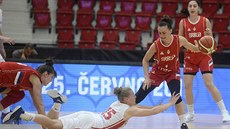 eská basketbalistka Eva Kopecká (v bílém) padá na palubovku bhem utkání se...