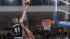 Nick Minnerath (vlevo) v dresu Saratova zakonuje na ko Maccabi Rion le-Cijon.