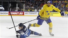 Finský obránce Julius Honka padá na zem po souboji s Alexanderem Edlerem ze...
