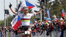 Nino Schurter vítzoslavn pijídí do cíle závodu v Novém Mst na Morav.