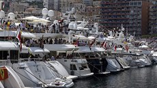 Diváci sledují na jachtách Velkou cenu Monaka formule 1.