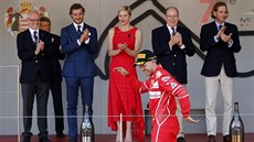 Sebastian Vettel kráí na pódium jako vítz Velké ceny Monaka.
