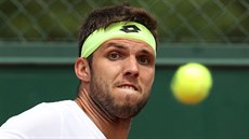 Český tenista Jiří Veselý upřeně sleduje míček v 1. kole Roland Garros.