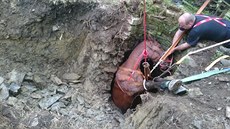 Hasii v Borohrádku po nkolika hodinách vyprostili kon ze studny (24. 5....