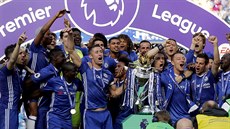 ŠAMPIONI. Chelsea po posledním utkání Premier League převzala mistrovský pohár.