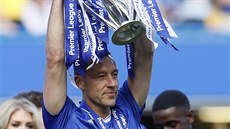 SBOHEM, JT. Kapitán Chelsea John Terry s trofejí pro vítze anglické ligy.