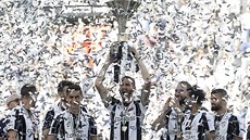 ŠESTÝ V ŘADĚ. Fotbalisté Juventusu křepčí s trofejí pro vítěze italské ligy.