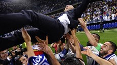 HOP! Hrái Realu Madrid pi oslavách vyhazovali do vzduchu trenéra Zinedina...
