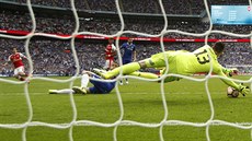 Branká Chelsea Thibaut Courtois chytá stelu obránce Arsenalu Hectora...