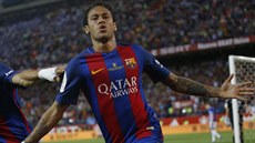 Barcelonský útočník Neymar se raduje z gólu do sítě Alavésu ve finále...