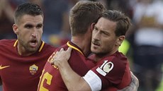 NEJVÁŽENĚJŠÍ GRATULANT. Francesco Totti (vpravo) objímá Daniele De Rossiho,...