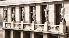 Strohou fasádu zdobí balkon se šesti alegorickými postavami sochaře Ladislava...
