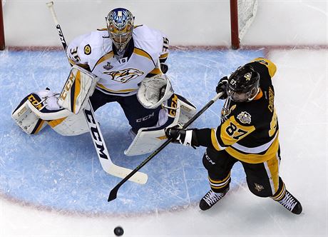 Pekka Rinne v brance Nashvillu pozorn sleduje co provede Sidney Crosby.