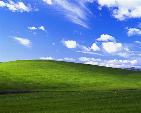 Fotografie zvlnných zelených kopc a modrého nebe v kalifornské Sonom se...