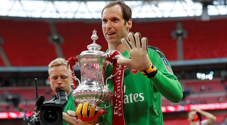 Petr ech a jeho pátý triumf v Anglickém poháru, první s Arsenalem.